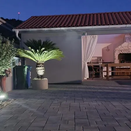 House Vallis Aurea * Povile